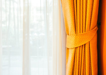 Cortinas e Persianas: O Que a Engenharia de Conforto Térmico Tem a Dizer Sobre as Janelas da Sua Casa